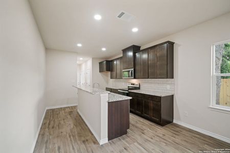 New construction Single-Family house 530 W Byrd Blvd, Universal City, TX 78148 - photo 7 7