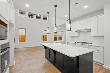 Lg Kitchen Island w/Pendants