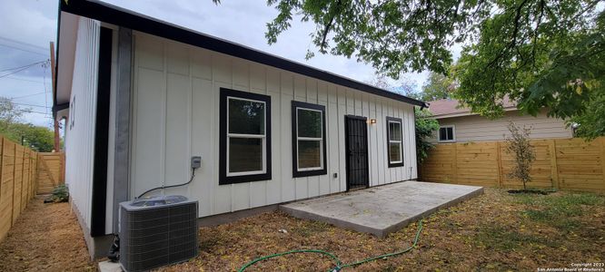 New construction Single-Family house 2014 Montezuma St, San Antonio, TX 78207 - photo 15 15