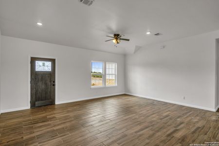 New construction Single-Family house 613 Lakeridge Ln, La Vernia, TX 78121 - photo 7 7