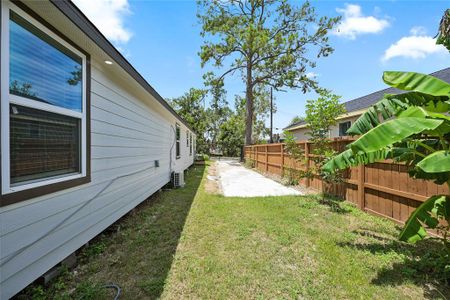 New construction Single-Family house 979 Elkhart Street, Houston, TX 77091 - photo 6 6