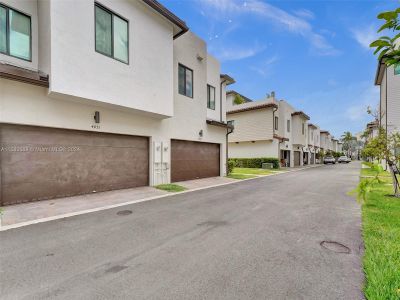 New construction Townhouse house 4489 Nw 83Rd Path, Unit 4489, Doral, FL 33166 - photo