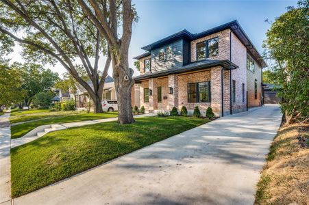 View of front of house with a front lawn