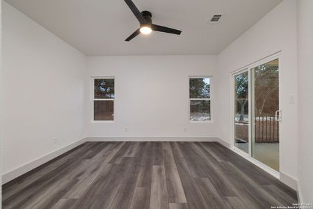 New construction Single-Family house 673 Mockingbird Cv, Spring Branch, TX 78070 - photo 18 18