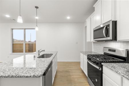 Kitchen w/ Granite Countertops