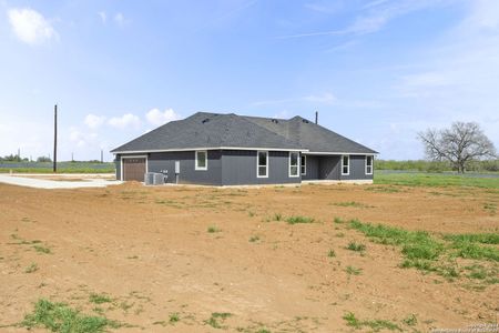 New construction Single-Family house 108 Hidden Cove, Floresville, TX 78114 - photo 33 33