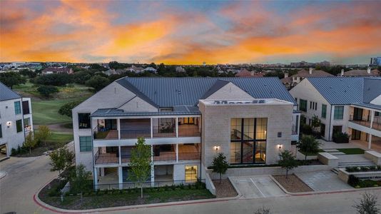 Beautiful contemporary golf course living