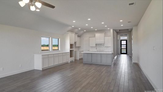 New construction Single-Family house 116 Spanish Oak, Castroville, TX 78009 Design 2513W- photo 18 18