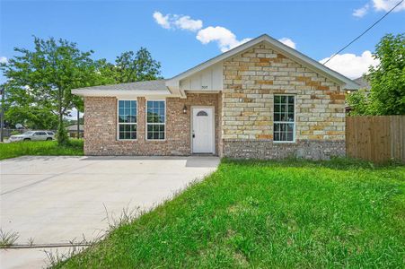 New construction Single-Family house 707 N Brazos Avenue, Cleburne, TX 76031 - photo 0 0
