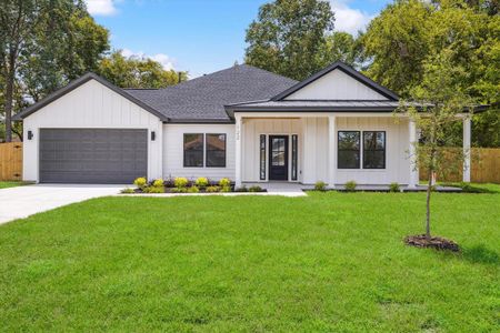 New construction Single-Family house 122 N Deer Lake Road, Huffman, TX 77336 - photo 0