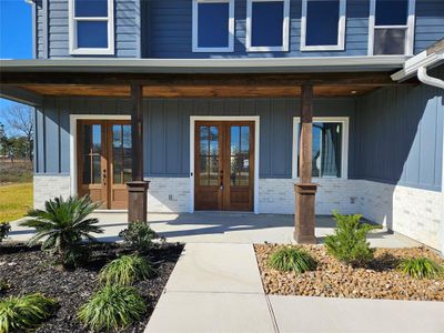 Inviting front porch!