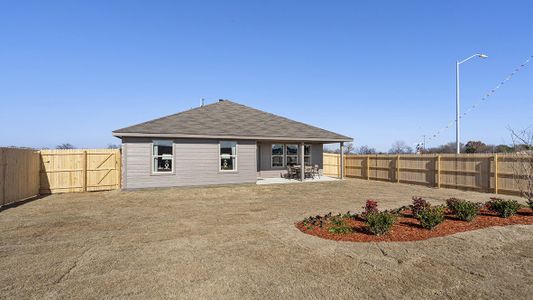 New construction Single-Family house 613 Bronze Circle W, Springtown, TX 76082 - photo 32 32