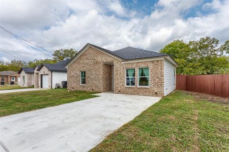 View of front of house featuring a front lawn and a garage