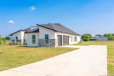 New construction Single-Family house 235 Venado Oaks, Castroville, TX 78009 - photo 4 4