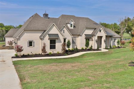 View of front of home featuring a front yard