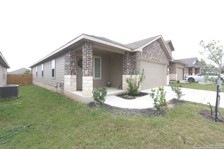 New construction Single-Family house 129 Hogans Alley, Floresville, TX 78114 - photo 18 18