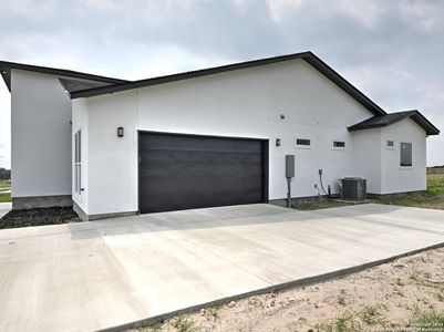 New construction Single-Family house 971 County Road 319, La Vernia, TX 78121 - photo 3 3