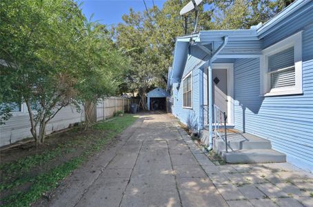 Driveway to rear side covered car port