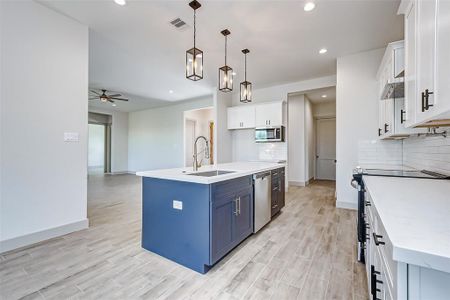 New construction Single-Family house 529 Longhorn Trail, Angleton, TX 77515 Plan 1000- photo 4