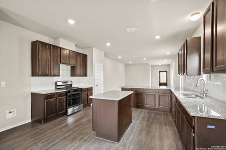 New construction Single-Family house 2662 Downsbury Rd, New Braunfels, TX 78130 - photo 6 6