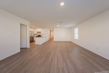 New construction Single-Family house 5409 Basil Chase, Converse, TX 78109 - photo 17 17