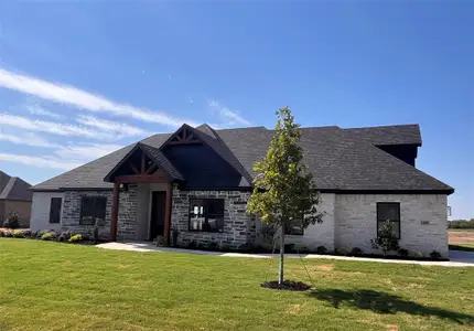 View of front of property featuring a front lawn