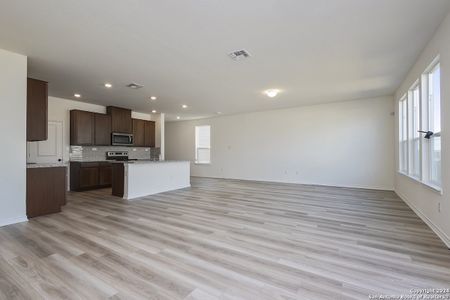 New construction Single-Family house 8513 Barefoot Ln, Converse, TX 78109 - photo 4 4