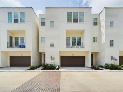 New construction Single-Family house 7715 Westside Villas Lane, Houston, TX 77055 - photo 0 0