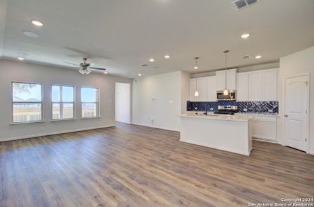 New construction Single-Family house 1504 Spechts Ranch Road, New Braunfels, TX 78132 Enclave Series - Bermuda- photo 7 7