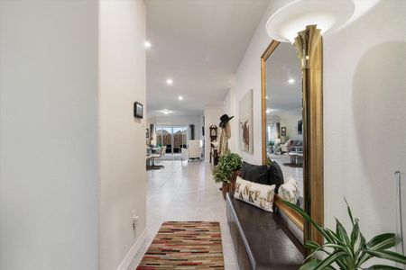 Open, light and bright foyer.