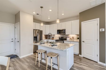New construction Townhouse house 400 Millwall Circle, Castle Pines, CO 80108 - photo 13 13