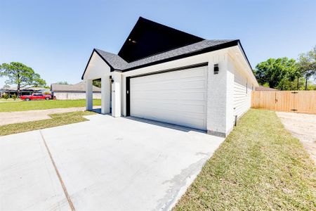 New construction Single-Family house 1118 N Shepherd Drive, Baytown, TX 77520 - photo 2 2