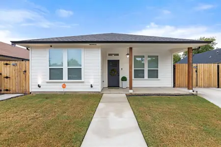 View of front of property featuring a front lawn