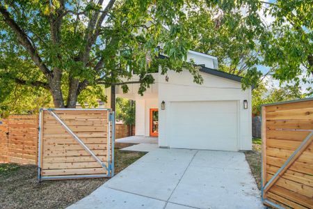 New construction Single-Family house 3307 Dolphin Dr, Austin, TX 78704 - photo 0