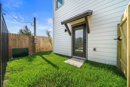 New construction Single-Family house 8662 Easthaven Boulevard, Houston, TX 77022 - photo 0