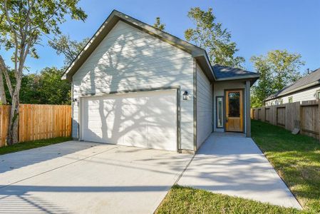 New construction Single-Family house 8105 Saint Louis Street, Houston, TX 77028 - photo 29 29