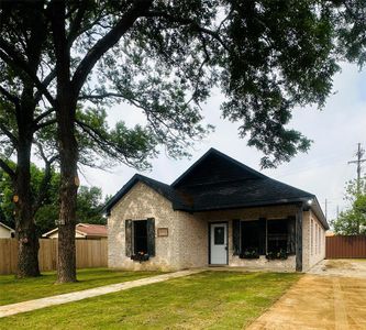New construction Single-Family house 1521 N Brazos Avenue, Cleburne, TX 76031 - photo 16 16