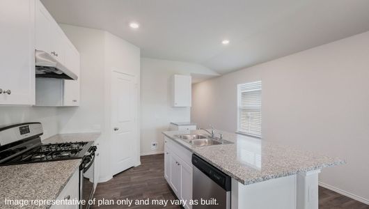 New construction Single-Family house 104 Middle Green Loop, Floresville, TX 78114 - photo 6 6