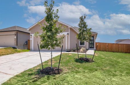 New construction Single-Family house 104 Lucky Texan Road, Jarrell, TX 76537 Plan 1548- photo 2 2