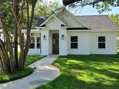 View of front of house featuring a front yard