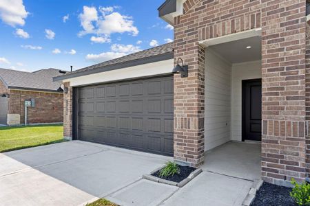 New construction Single-Family house 1038 Great Barracuda Lane, Alvin, TX 77469 The Kingston- photo 2 2