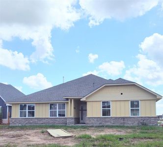New construction Single-Family house 18 Greystone Court, Angleton, TX 77515 - photo 0 0