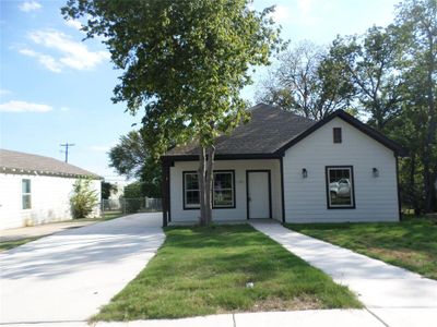 View of front of house featuring a front lawn