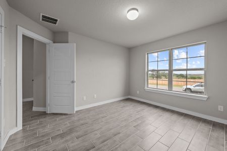 New construction Single-Family house 104 Cheyenne Drive, Floresville, TX 78114 - photo 15 15