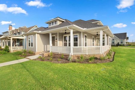 View of front of house with ceiling fan, covered porch, and a front lawn