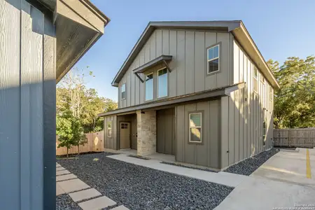 New construction Multi-Family house 810 S Walters St, San Antonio, TX 78203 - photo 0