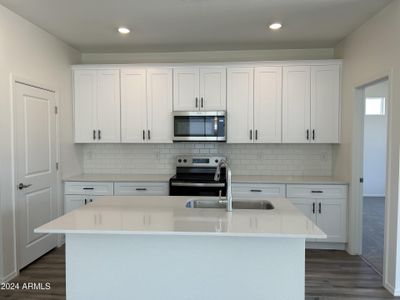 New construction Single-Family house 18050 W Cielo Grande Avenue, Surprise, AZ 85387 - photo 7 7