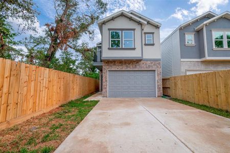 New construction Single-Family house 9420 Madera Road, Houston, TX 77078 - photo 0