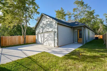New construction Single-Family house 8105 Saint Louis Street, Houston, TX 77028 - photo 0 0