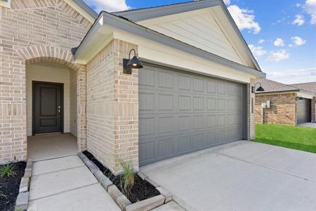 New construction Single-Family house 1052 Great Barracuda Lane, Alvin, TX 77511 The Baxtor- photo 1 1